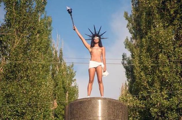 Дівчина з FEMEN на честь Дня незалежності піднялася на п'єдестал пам'ятника Леніну в Києві