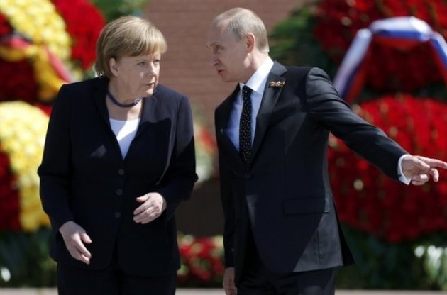 Меркель должна выступить против попыток Путина "сломать" демократию - FT