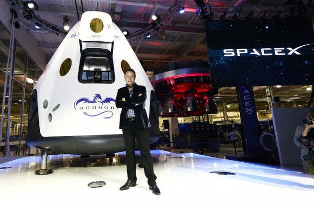 Илон Маск показал космический скафандр SpaceX