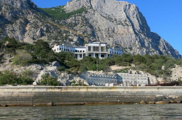 Бывшая база отдыха была приватизирована Януковичем в 2007 году