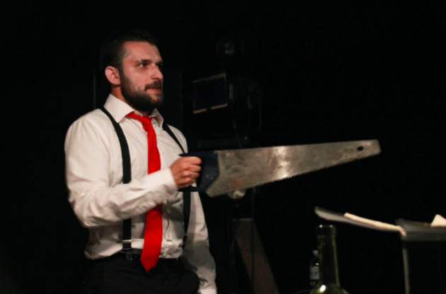 Сцена з вистави "Сьогодні вечері не буде"