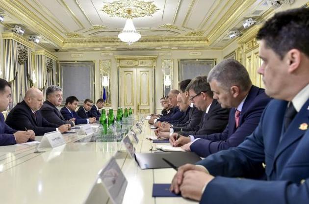 Порошенко обсудил военное сотрудничество с министрами обороны четырех стран НАТО