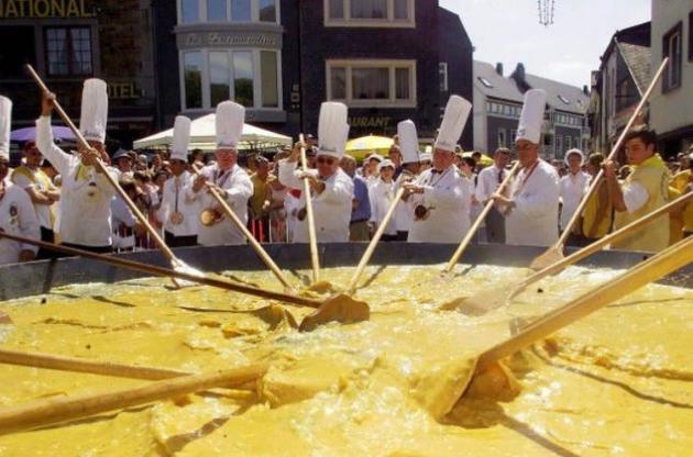 В Бельгии приготовили гигантский омлет весом полторы тонны