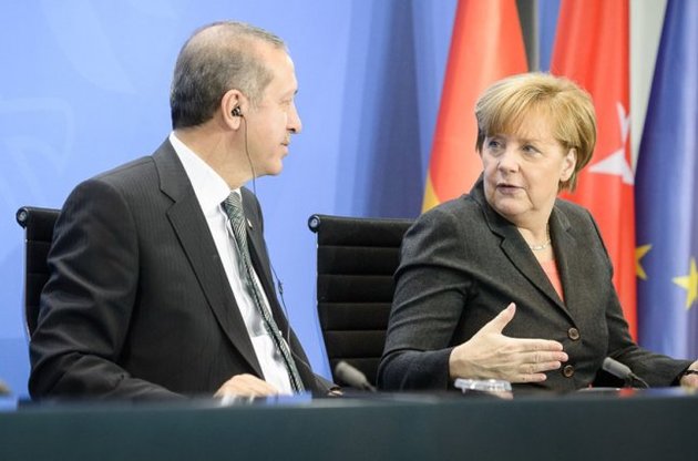 Меркель пообещала сократить торговлю с Турцией из-за арестов немецких граждан