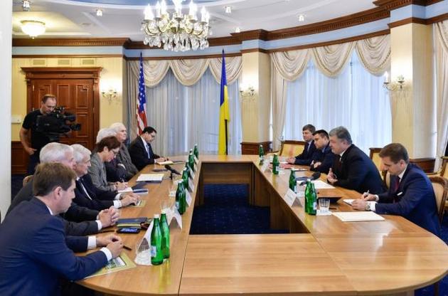 Порошенко призвал американских конгрессменов увеличить ассигнования на безопасность Украины