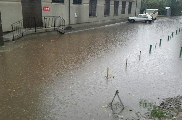 На захід України насуваються зливи