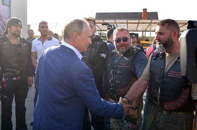 В окупованому Севастополі Путіна зустріли "нічні вовки"