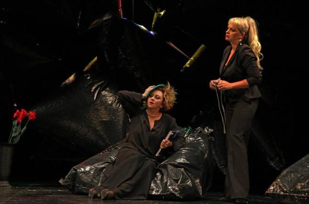 Сцена з вистави "Різня"