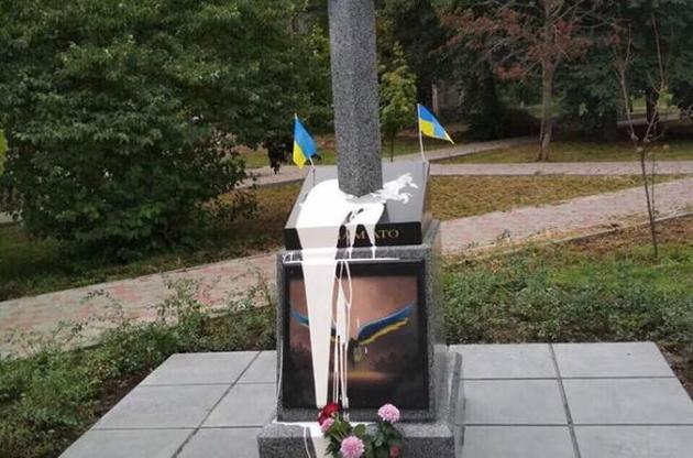 В Киеве облили краской и пытались взорвать памятник воинам АТО