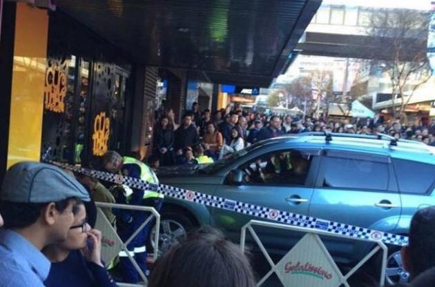 В Сиднее автомобиль въехал в толпу пешеходов, есть пострадавшие