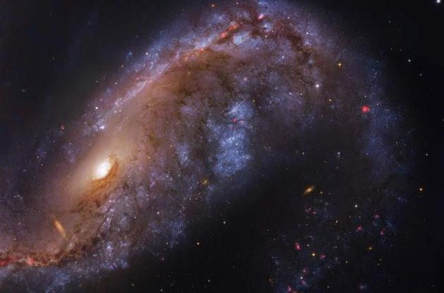 "Хаббл" зробив знімок галактики - "жертви" гравітаційної взаємодії