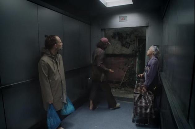 В новом клипе Том Йорк едет в лифте