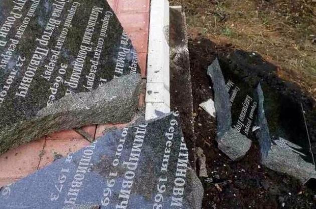 В Донбассе вандалы уничтожили памятник погибшим нацгвардейцам