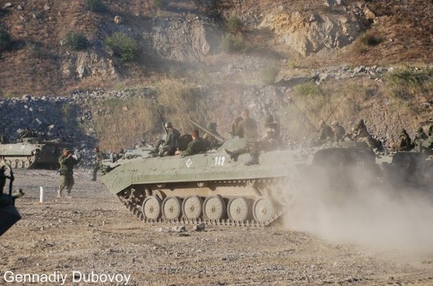 Наблюдатели ОБСЕ обнаружили около Мирного десятки танков, гаубиц и БМП боевиков
