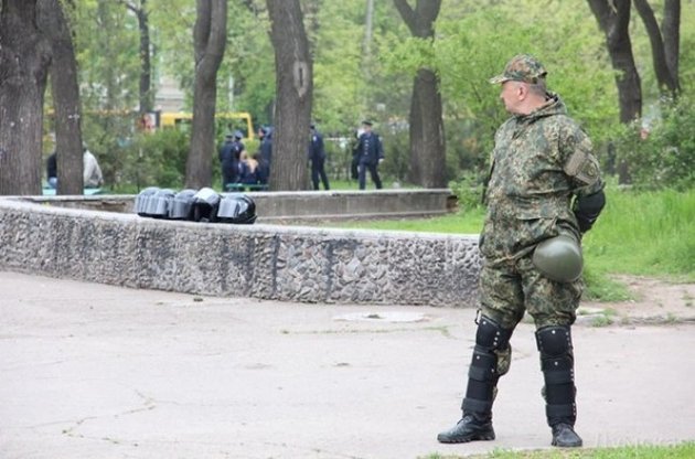 Недовольные решением суда по делу о массовых беспорядках в Одессе устроили потасовку с полицейскими