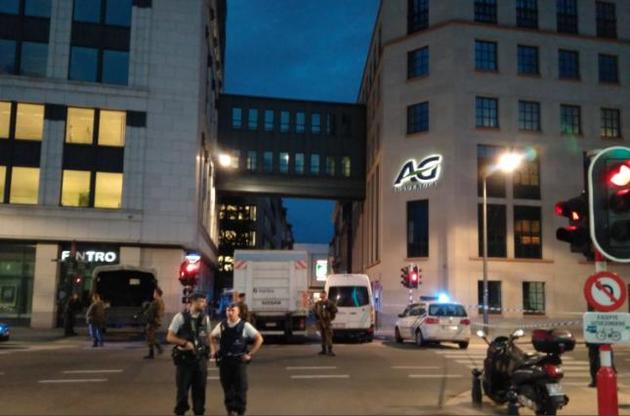 В Брюсселе мужчина напал с ножом на военных