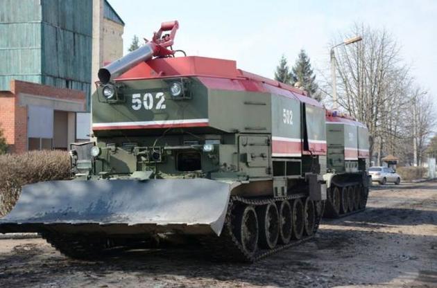 Для тушения пожара на складе боеприпасов под Мариуполем задействовали армейский пожарный танк