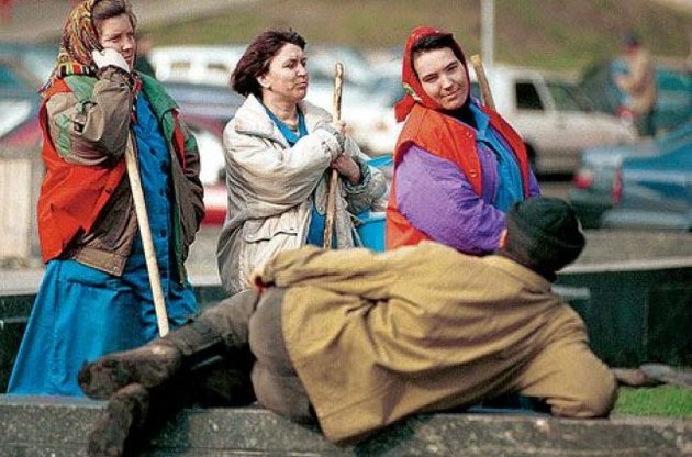 Доходи 10% високооплачуваних чоловіків перевищують доходи 50% найменш оплачуваних в 15 разів, а жінок &mdash; в 11 разів