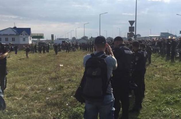 Поблизу ПП "Краковець" правоохоронці затримали понад 100 тітушок