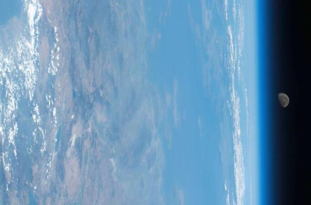 Луна выглядывает из-за Земли