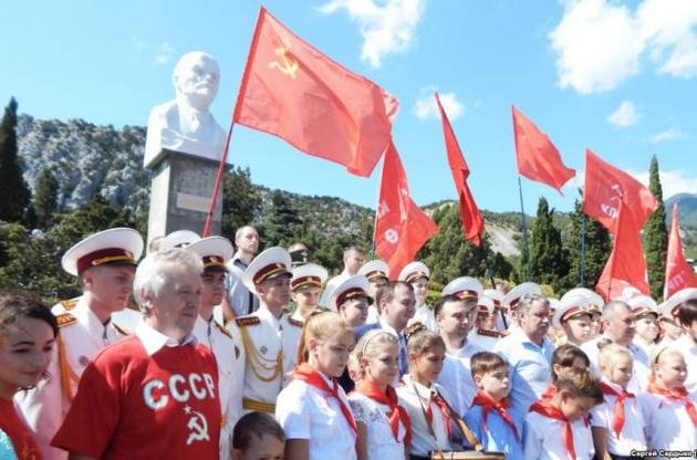 Бюст встановили з ініціативи Комуністичної партії РФ