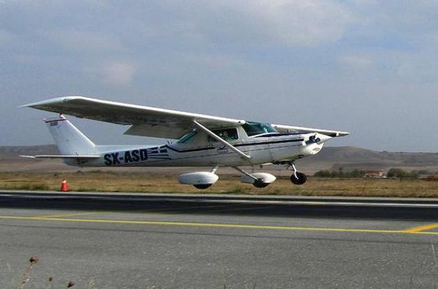 Пара украинцев оказалась в ловушке из-за того, что самолет упал в ущелье