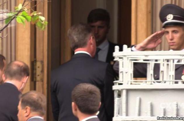 Военнослужащие Управления госохраны в парадной форме отдавали честь гостям своего руководителя