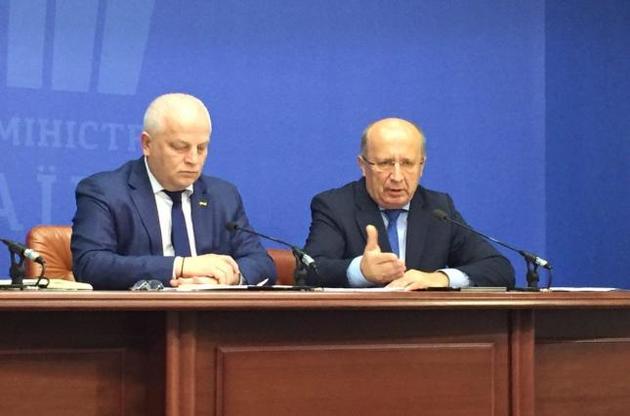 Украинские чиновники (слева) хотят получать от Запада по 5 млрд долларов в год