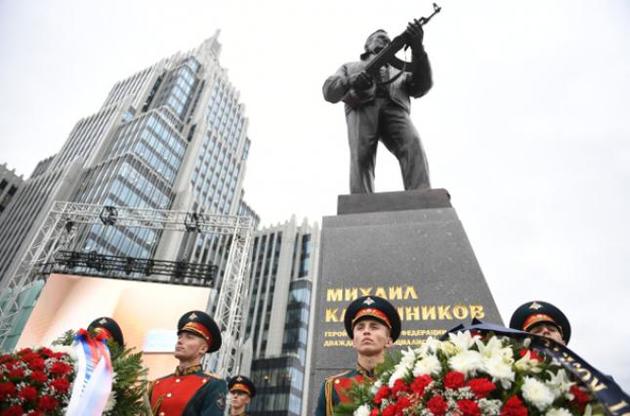 С памятника Калашникову в Москве удалили чертеж немецкой винтовки