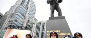 С памятника Калашникову в Москве удалили чертеж немецкой винтовки