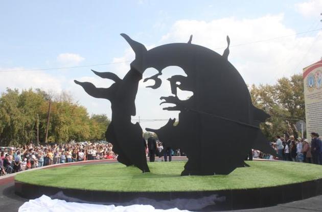 Памятник Цою соорудили в виде гигантской черной звезды