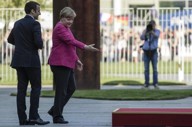 Макрон може замінити Меркель в ролі лідера Європи, якщо впорається з реформами у Франції.