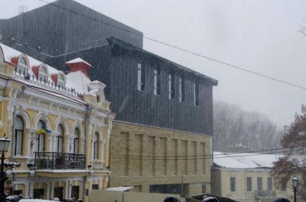 В новом здании Театра на Подоле готовы работать Бенюк и Хостикоев