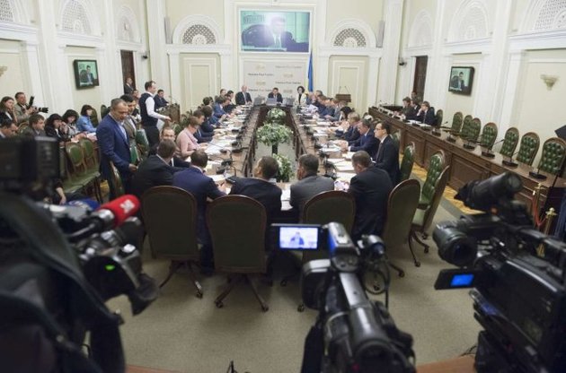 Депутати приходять на погоджувальну раду поговорити про політику