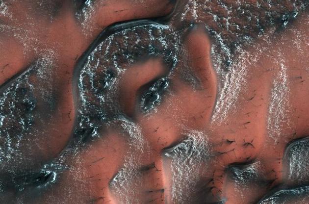 NASA опубликовало снимок заснеженных дюн на Марсе