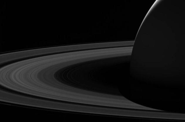 NASA  опубликовало снимок темной стороны Сатурна