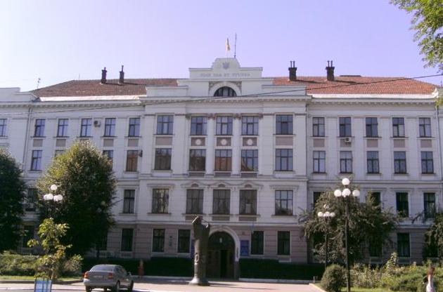 Барельєф на честь керівників ЗУНР Євгена Петрушевича, Костя Левицького
і Лева Бачинського біля будівлі в Івано-Франківську,
де 1919 року працював уряд ЗУНР