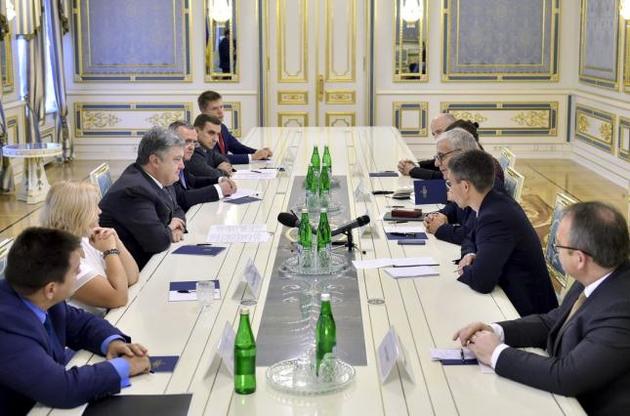 Порошенко обсудил с французскими сенаторами ситуацию в Донбассе и Крыму