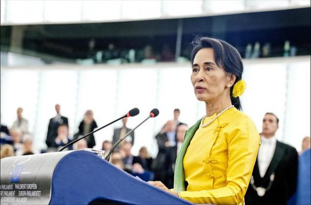 Лидер Мьянмы осудила преследование мусульманского меньшинства - Reuters
