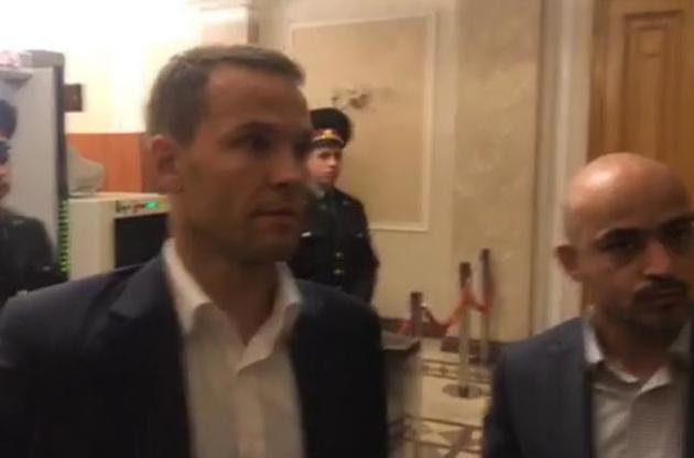 Найєм прийшов на Банкову з Левченком і Дерев'янком, але їх не хочуть пускати до президента