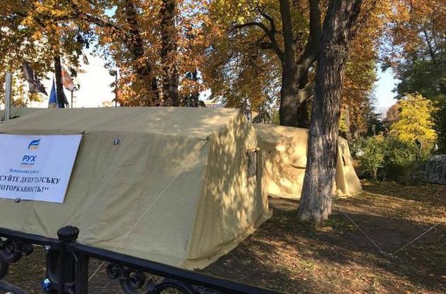 У наметовому містечку залишаються три народних депутата