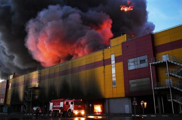 У горящего в Москве торгового центра обрушилась крыша
