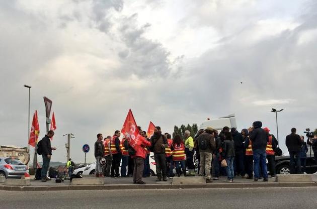 Трудовая реформа во Франции: протестующие заблокировали дороги к хранилищам с топливом