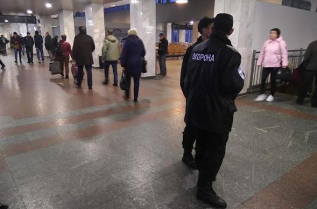 В Киеве в связи с угрозой взрыва эвакуируют людей с железнодорожного вокзала
