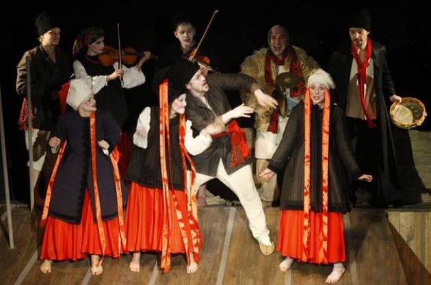 Сцена з вистави «Morituri te salutant» режисера Дмитра Богомазова, одного з героїв книги «Українська драма»