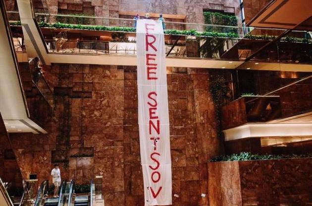 Pussy Riot вывесили в Нью-Йорке баннер с надписью Free Sentsov