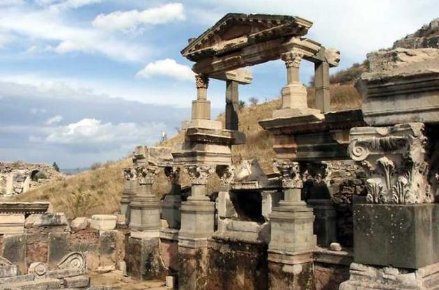 Згідно з текстом, 3200 років тому Мира контролювала Трою