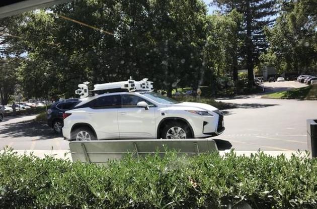 Безпілотний автомобіль оснащений шістьма лідарами