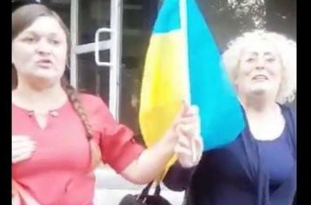 Штепа вышла из здания суда, улыбаясь и размахивая флажком