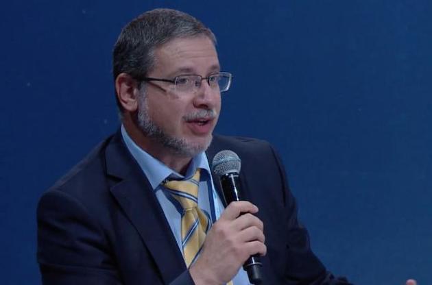 Пекар вважає українські інститути "пост-колоніальними" і не функціональними.